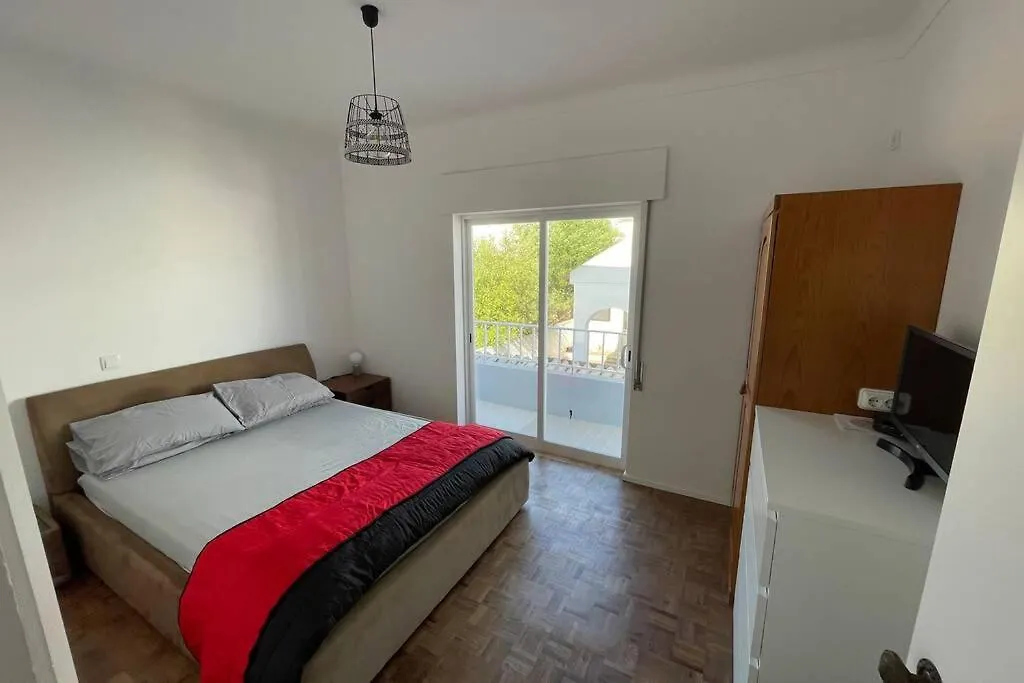 Villa Spacious Villa. Large Rooftop. 4 Bedroom Sleeps 8 Alvor