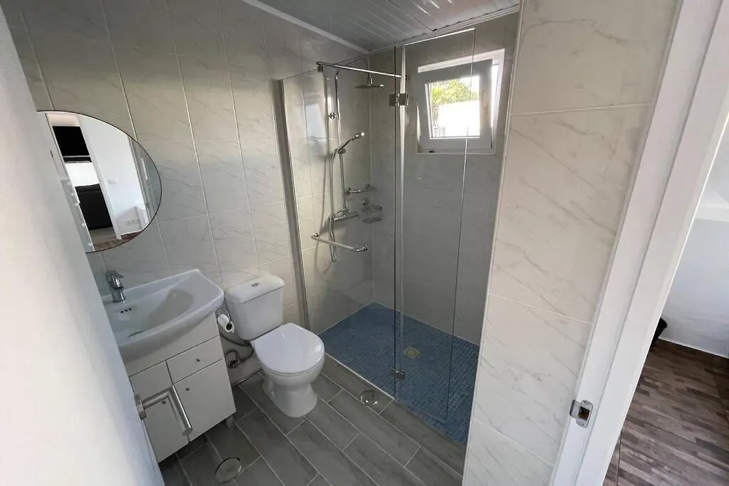 Villa Spacious Villa. Large Rooftop. 4 Bedroom Sleeps 8 Alvor