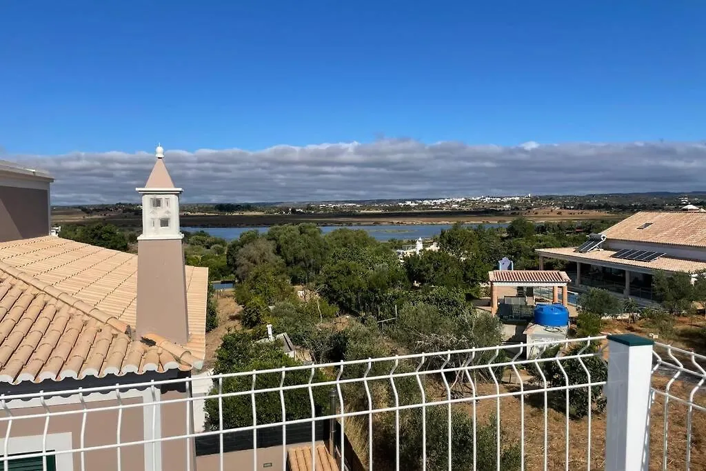 Villa Spacious Villa. Large Rooftop. 4 Bedroom Sleeps 8 Alvor